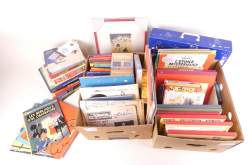BD : Univers Tintin , Hergé important lot de BD , livres , coffret , dvd , cassettes , 1 cadre (2 caisses)