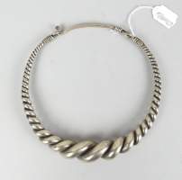 Bijou ethnique : Collier en métal torsadé probablement Miao Hmong