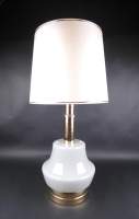 Luminaire : Lampe à poser Vintage en opaline et laiton à 2 lumières dont 1 dans la base avec abat-jour