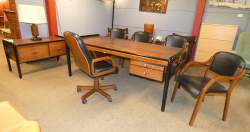 Meuble : Bel ensemble vintage de bureau de direction en bois exotique et noirci (traces d'usage)