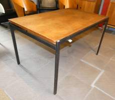 Meuble vintage : table de salle à manger dans le gout de CEES BRAKMAN en bois exotique et métal noir (traces d'usage)
