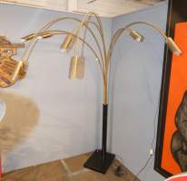 Luminaire vintage : Lampadaire - Arc - à 7 bras de lumières en laiton (oxy) pied en métal noir