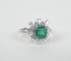 Bijou: Bague en or blanc 18K sertie d'une émeraude d'env. 1,31cts et de diamants