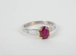 Bijou: Bague en or blanc et jaune 18K sertie d'un rubis d'env. 1,25cts et de dia
