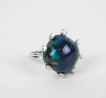 Bijou: Bague en or blanc 18K sertie d'un importante opale d'env. 17cts et de dia