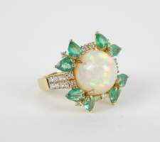 Bijou: Bague en or jaune 18K sertie d'une opale d'env. 7cts,d'émeraudes pour env