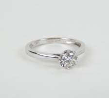 Bijou: Bague en or blanc 18K sertie d'un diamant solitaire d'env. 0,36cts P: 2,6