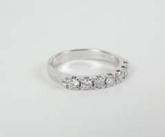 Bijou: Demi-alliance américaine en or blanc 18K sertie de diamants pour env. 0,5