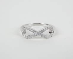 Bijou: Bague -infini- en or blanc 18K sertie de diamants pour env. 0,40cts P: 2,