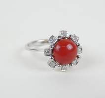 Bijou: Bague en or blanc 18K sertie d'un cabochon de corail (EU ONLY) entouré de