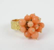 Bijou: Bague en or jaune 18K sertie de perles de corail (EU ONLY) P: 8,2g TDD: 5