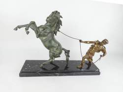 Sculpture en métal patiné vert et doré - cheval cabré tenu par un homme vêtu à l'antique - signé d'après DOMENECH sur socle en marbre