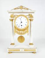Horloge : Pendule portique en marbre blanc (acc , rest , mq) de style louis XVI 19eS Mouvement rond Richard Lille