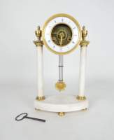 Horloge : Pendule portique squelette en marbre blanc fin 18e début 19eS Cadran marqué MESUREUR A PARIS