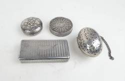 Argenterie : 4 boites en argent dont : poudrier , boite filigrané , en forme d'oeuf ajouré.