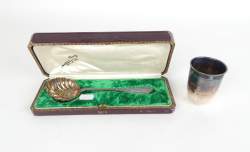 Argenterie : 2 objets en argent : gobelet + cuillère (écrin)
