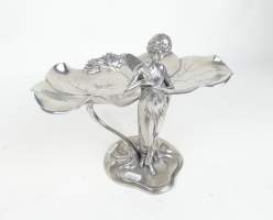 Objet : Vide-poche de style Art nouveau en étain - Fée tenant un oiseau avec 2 nénuphars formant réceptacle -