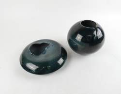 Céramique : 2 vases monogrammés sous la base CE : 1 forme boule, 1 aplatie
