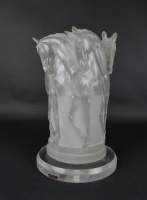 Luminaire : Lampe à poser en plexiglass maté moulé dans le goût de Lalique maison le Dauphin France (COMEGO) socle en plexi