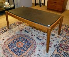 Meuble : Table basse scandinave attribué à la maison Magnus Olesen piètement en bois et plateau en ardoise circa 1960