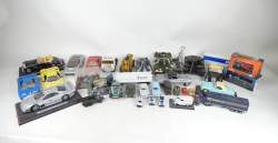 Jouet : Véhicules miniatures (mqe , usures) dont Tanks , camions diverses échelles , voitures 1/18 Maisto , Burago + Solido , Strenco , .