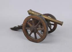Objet : Canon ancien en bronze et support en fer et bois