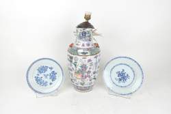 Asiatique : porcelaine de Chine (3pcs) : vase recoupé et monté en lampe dans le style famille rose aux émaux polychromes 19eS + 2 assiettes 18eS (ecl , chev)