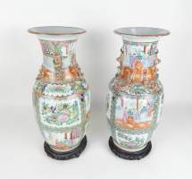Asiatique : Paire de vases en porcelaine de Canton Chine fin 19 début 20eS Famille rose décor peint de personnages et d'oiseaux