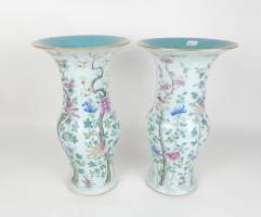 Asiatique : Paire de vases YenYen en porcelaine de Chine 19eS Famille Rose peint d'émaux de fleurs