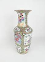 Asiatique : vase en porcelaine de Chine 19eS Canton famille rose émaux polychromes