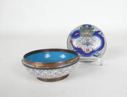 Asiatique : Boite ronde (pt choc) en émaux cloisonnés décor d'un dragon