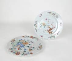 Asiatique : 2 assiettes en porcelaine de Chine (écl) 18eS famille rose