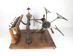 Objet : Dévidoir à laine industriel (usure d'usage) avec cartel indiquant Henry Baer & Co Zurich