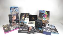 Collection : Important lot univers Johnny HALLYDAY dont CD , Vinyles , coffrets collectors , magasines , camescope figurines.