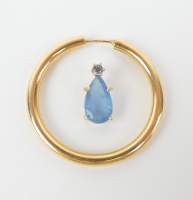 Bijou : Pendentif en or jaune 18K serti d'une topaze bleue et d'une pierre incolore + boucle d'oreille orpheline en or jaune 18K