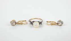 Bijou : Bague en or 18K et argent sertie d'une perle de culture (usures) éclats de diamants + paires de boucles d'oreilles en or 18K serties de perles éclats de diamants