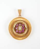 Bijou : Pendentif en or jaune 18K serti d'une dent de lait entourée de rubis
