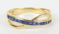 Bijou : Bague en or jaune 18K sertie d'une ligne de saphirs