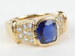 Bijou : Bague en or jaune 18K sertie d'un saphir (plume) coussin probablement de Ceylan d'après document et de diamants