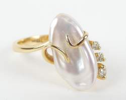 Bijou : Bague en or jaune 18K sertie d'une perle baroque et d'une suite de diamants