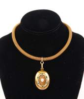 Bijou : Collier ras de cou époque Victorienne poinçon tête de cheval avec pendentif en or jaune 18K serti de perles et d'émeraudes dans son écrin
