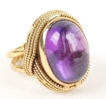 Bijou : Bague en or jaune 18K sertie d'une améthyste cabochon