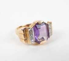 Bijou : Bague en or jaune 18K sertie d'une améthyste et d'éclats de diamants