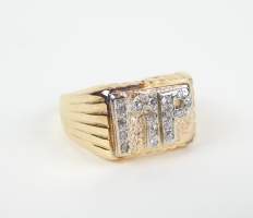 Bijou : Bague/chevalière en or jaune 18K sertie de diamants (1changé) formant initiales MP