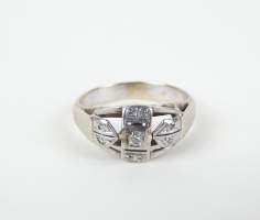 Bijou : Bague en or blanc 18K sertie d'éclats de diamants (usures)