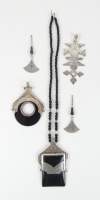 Bijou ethnique argent : Collier avec pendentif en agate noire , 2 pendentifs dont 1 en agate noire , paire de boucles d'oreilles (mq attaches) probablement TOUAREG