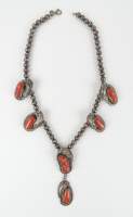 Bijou ethnique argent : Collier NAVAJO serti de corail et motifs plumes signé L. CHARLEY