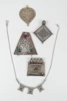 Bijoux ethniques argent : 4 Pendentifs et 1 collier probablement Inde