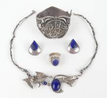 Bijoux en argent (4pcs) : collier , paire de boucles d'oreilles et bague sertis de lapis lazuli + bracelet