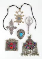 Bijou ethnique métal argenté : Bolo Tie NAVAJO , pendentif - croix - ETHIOPIE (rest) , 2 pendentifs INDE (mq) , collier/pendentif et pendentif (rest) TOUAREG (6pcs)
